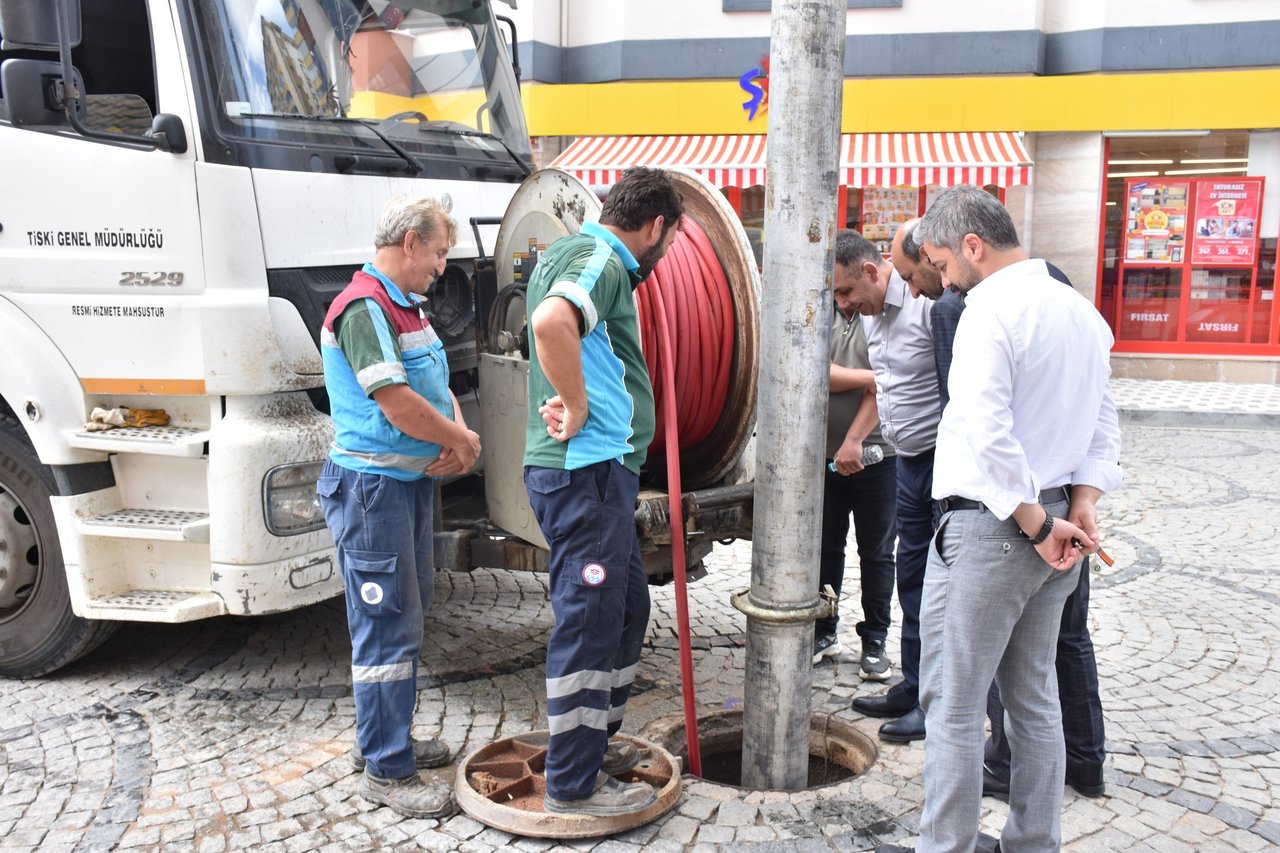 BELEDİYEMİZ; KANALİZASYON, YAĞMUR SUYU ŞEBEKE HATLARINI KANAL TEMİZLEME ARACI İLE TEMİZLİYOR
