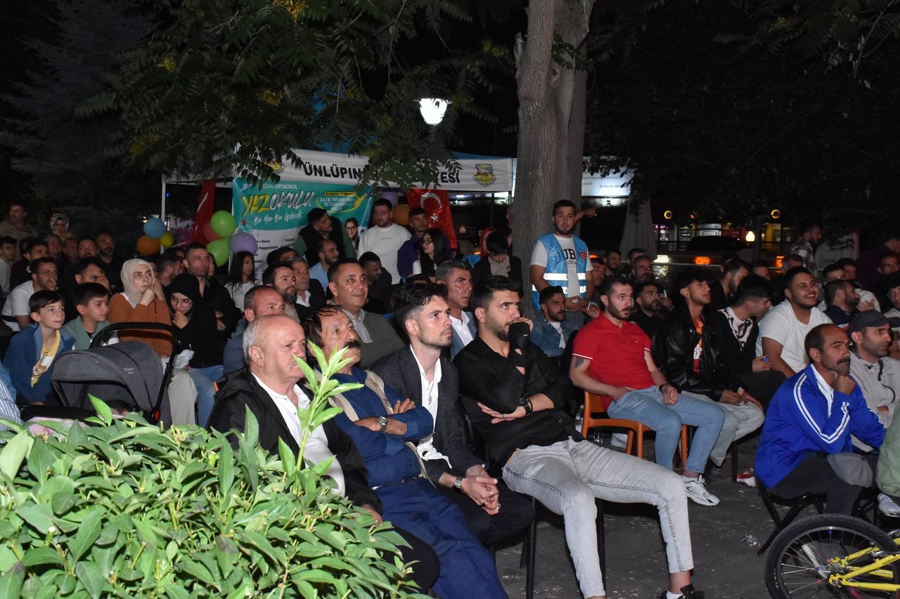 BAŞKANIMIZ, HEMŞEHRİLERİMİZLE BİRLİKTE TÜRKİYE –AVUSTURYA MAÇINI DEV EKRANDA İZLEDİ