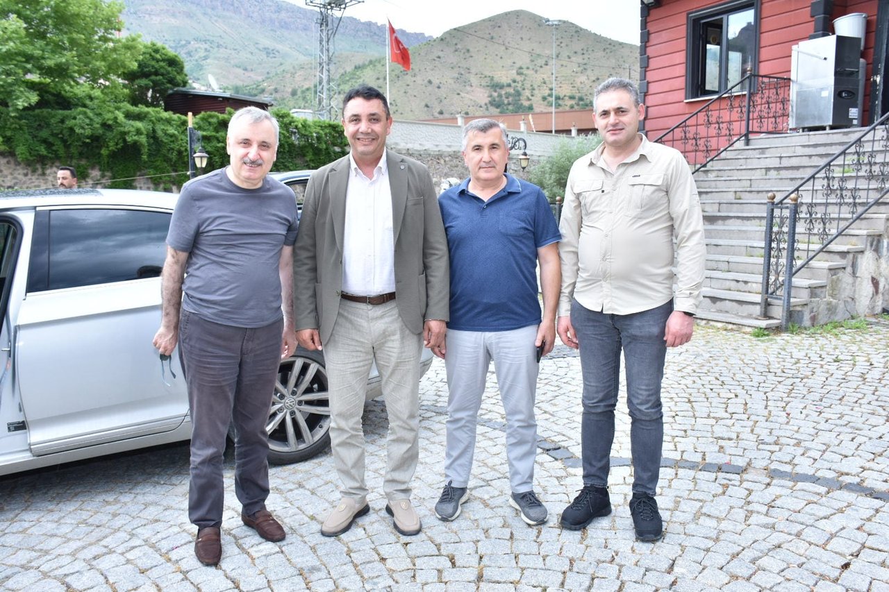 BAŞKANIMIZ, DKBB ESKİ SEKRETERİ HALİL MEMİŞ’İ MİSAFİR EDEREK TEMEL CANLIYA DA ZİYARETTE BULUNDU