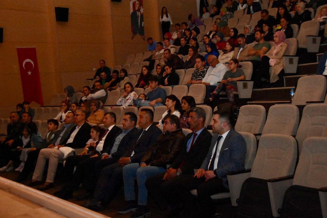 BAŞKANIMIZ TİYATRO GÖSTERSİNE KATILDI