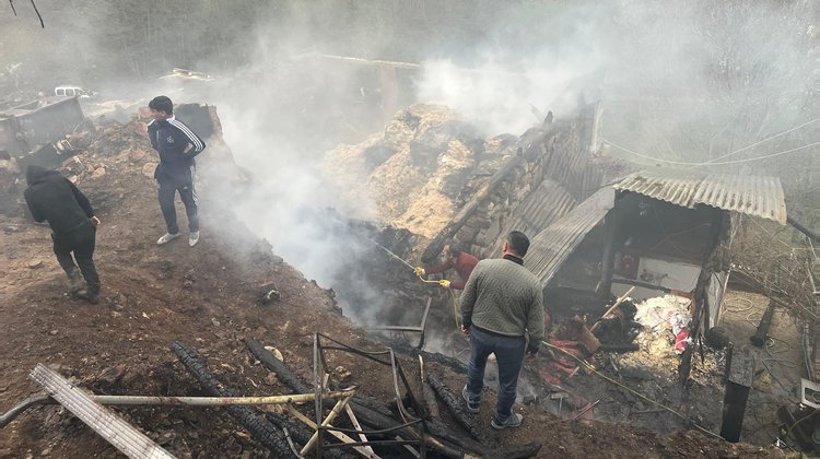 BAŞKANIMIZ, ATALAR KÖYÜNÜ YANGINDAN SONRA ZİYARET ETTİ