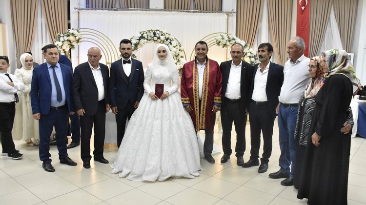 BAŞKANIMIZ, AYŞENUR DALMA VE BİLAL BAYRAK KARDEŞLERİMİZİN NİKAH AKİTLERİNİ GERÇEKLEŞTİRDİ