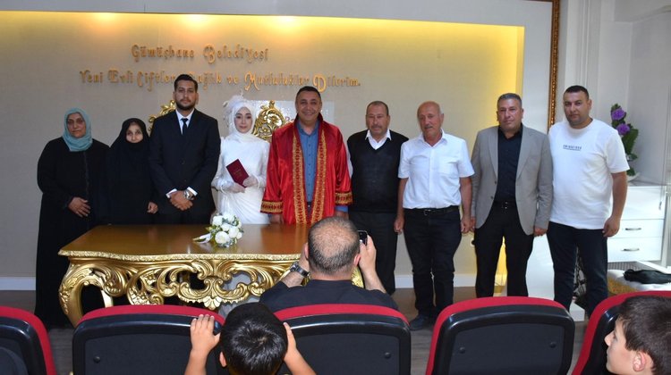 BAŞKANIMIZ, BAŞKANIMIZ, BÜŞRA ASLAN VE MEHMET NURİ KAZAK ÇİFTİNİN NİKAH AKİTLERİNİ GERÇEKLEŞTİRDİ