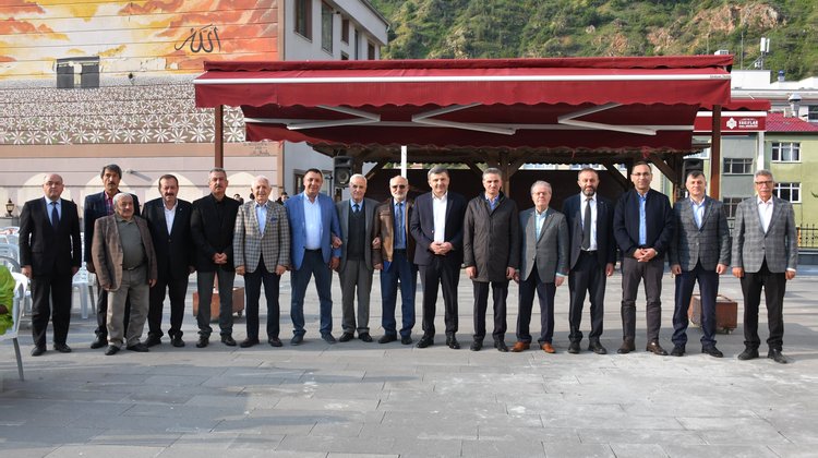 BAŞKANIMIZ, BAYRAM NAMAZIMIZI KEMALİYE CAMİ’SİNDE EDA EDEREK HEMŞEHRİLERİMİZLE BAYRAMLAŞTI
