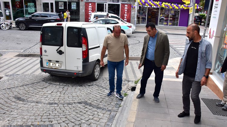 BAŞKANIMIZ, CAMİ SOKAKTA, KALDIRIM, SU AKARLARI VE ARAÇ TRAFİĞİNİ İNCELEDİ