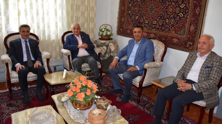 BAŞKANIMIZ, DEĞERLİ BÜYÜĞÜMÜZ SAYIN MAHMUT OLTAN SUNGURLU’YU EVİNDE ZİYARET ETTİ