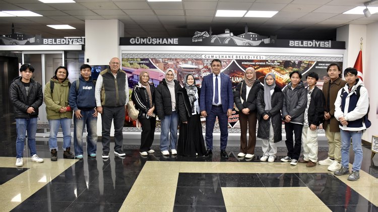 BAŞKANIMIZ, ENDONEZYALI ÜNİVERSİTE ÖĞRENCİLERİNİ MAKAMINDA AĞIRLADI