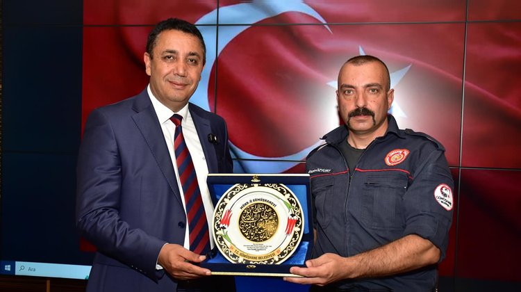 BAŞKANIMIZ, HARŞİT ÇAYI’NA DÜŞEN TÜRK BAYRAĞI’NI BULUNDUĞU YERDEN ÇIKARAN İTFAİYE ERİNİ AĞIRLADI