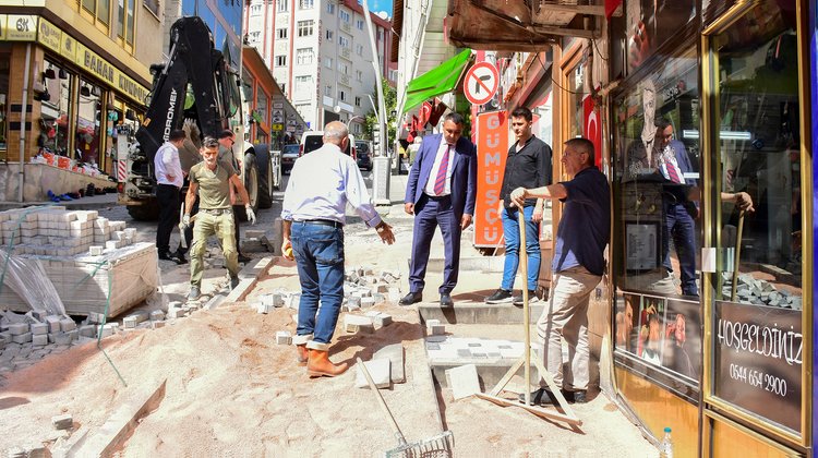 BAŞKANIMIZ, HÜRRİYET CADDESİ'NDE KALDIRIM GENİŞLETME VE YENİ PARKE DÖŞEME ÇALIŞMALARINI İNCELEDİ