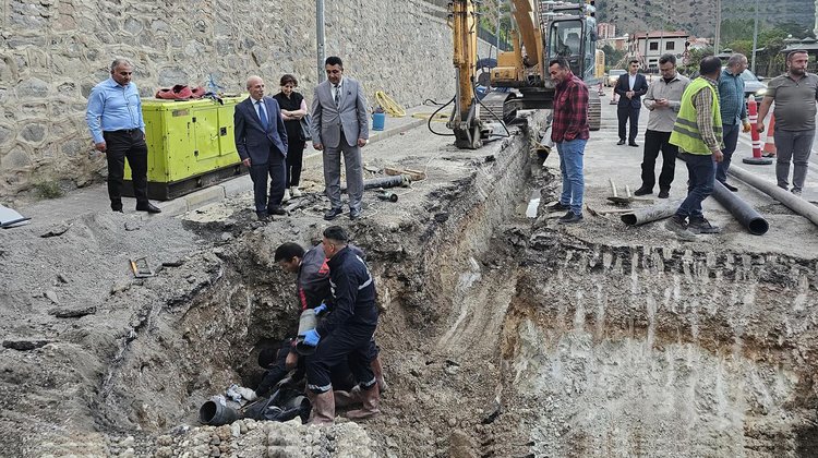 BAŞKANIMIZ, İÇME SUYU HATTI ARIZA ONARIM ÇALIŞMALARINI YERİNDE İNCELEDİ