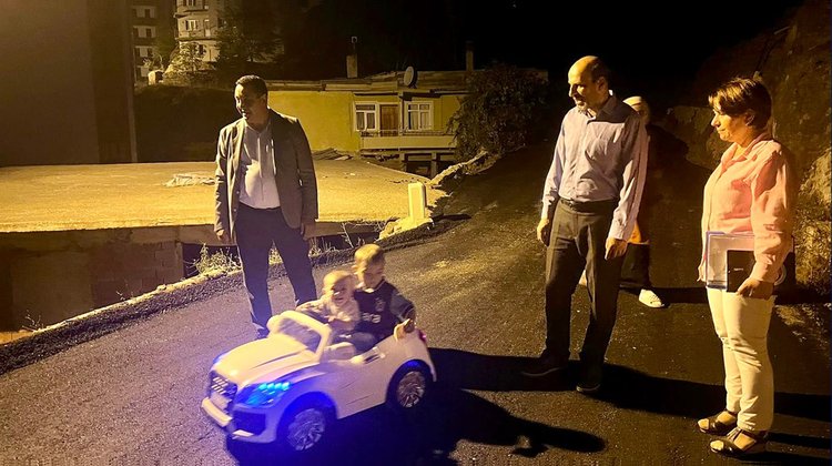 BAŞKANIMIZ, KAMİL AKDİK SOKAKTA YAPILAN ASFALTLAMA ÇALIŞMALARIMIZI YERİNDE İNCELEDİ