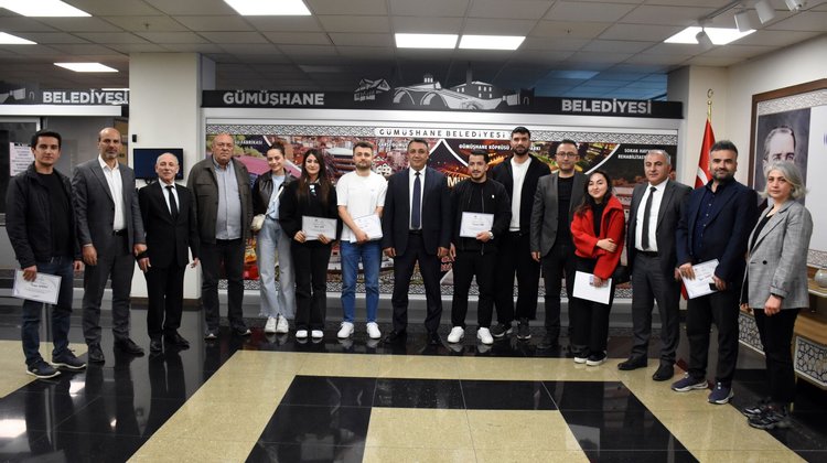 BAŞKANIMIZ, “KENT REHBERİ İLE KAMPÜSTE FOTOĞRAF YARIŞMASI”NDA DERECEYE GİREN ÖĞRENCİLERİMİZE ÖDÜLLERİNİ TAKDİM ETTİ