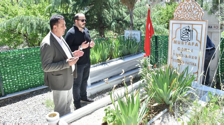 BAŞKANIMIZ, MERHUM BELEDİYE BAŞKANLARIMIZ VE ŞEHİTLERİMİZİN MEZARLARINI ZİYARET ETTİ