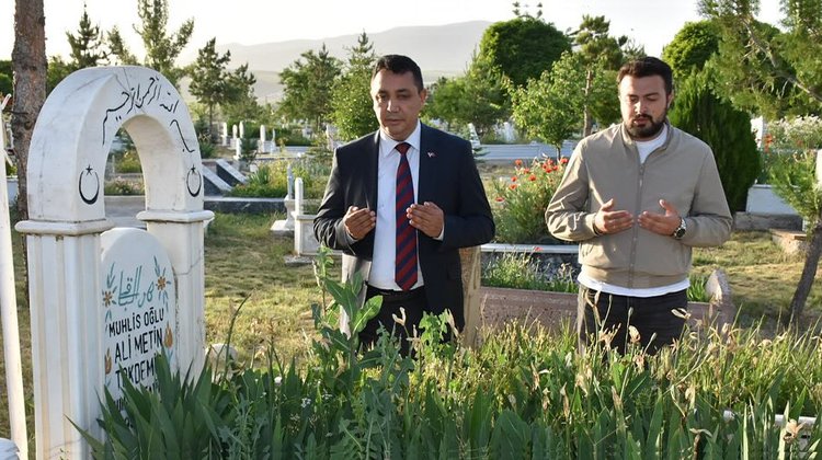 BAŞKANIMIZ, RAHMETLİ ALİ METİN TOKDEMİR VE ÜLKÜCÜ ŞEHİDİMİZ FUAT ALTUN'UN KABİRLERİNİ ZİYARET ETTİ
