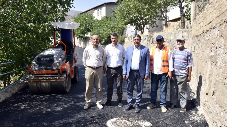BAŞKANIMIZ, ŞERİF AKDİK SOKAK’TA ASFALT ÇALIŞMALARINI YERİNDE İNCELEDİ