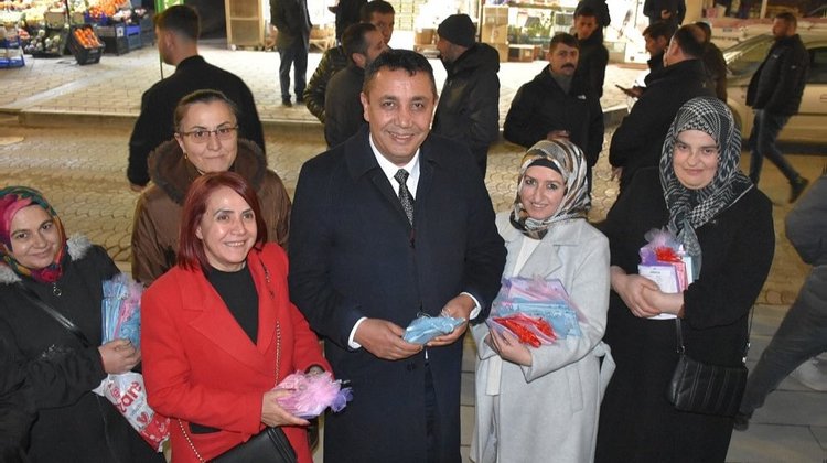 BAŞKANIMIZ, TERAVİH NAMAZI SONRASI VATANDAŞLARIMIZA YASİN-İ ŞERİF, TESBİH VE OSMANLI ŞERBETİ DAĞITTI