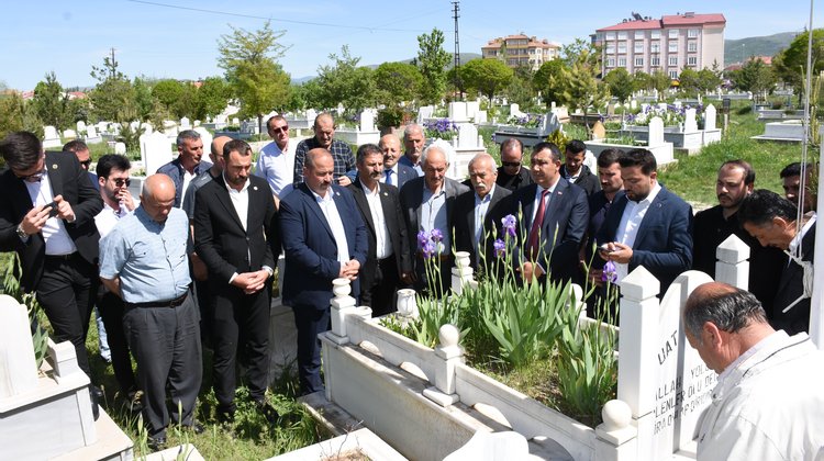 BAŞKANIMIZ, ÜLKÜCÜ ŞEHİDİMİZ FUAT ALTUN’U, KABRİ BAŞINDA DUALARLA YAD ETTİ