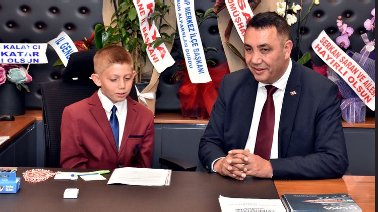 MAKAM KOLTUĞUNA OTURAN MİNİK ÖĞRENCİ, BAŞKANIMIZDAN İNDİRİM TALEP ETTİ