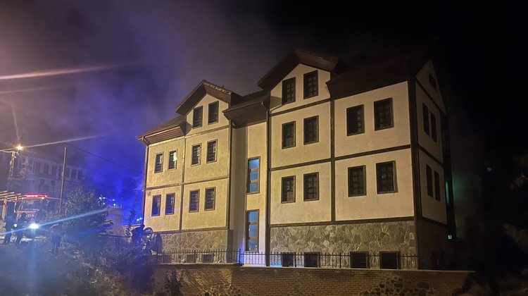SÜLEYMANİYE UGULAMA OTELİ YANGININA EKİPLERİMİZİN HIZLI MÜDAHALESİ İLE KONTROL ALTINA ALINDI